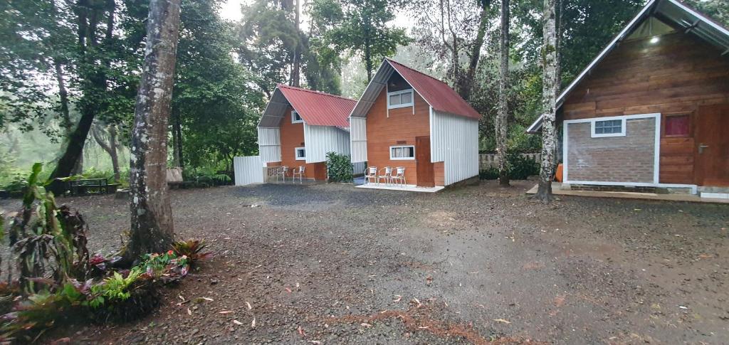 um par de edifícios no meio de uma floresta em Cimanggu forest guest house em Baruhtunggul