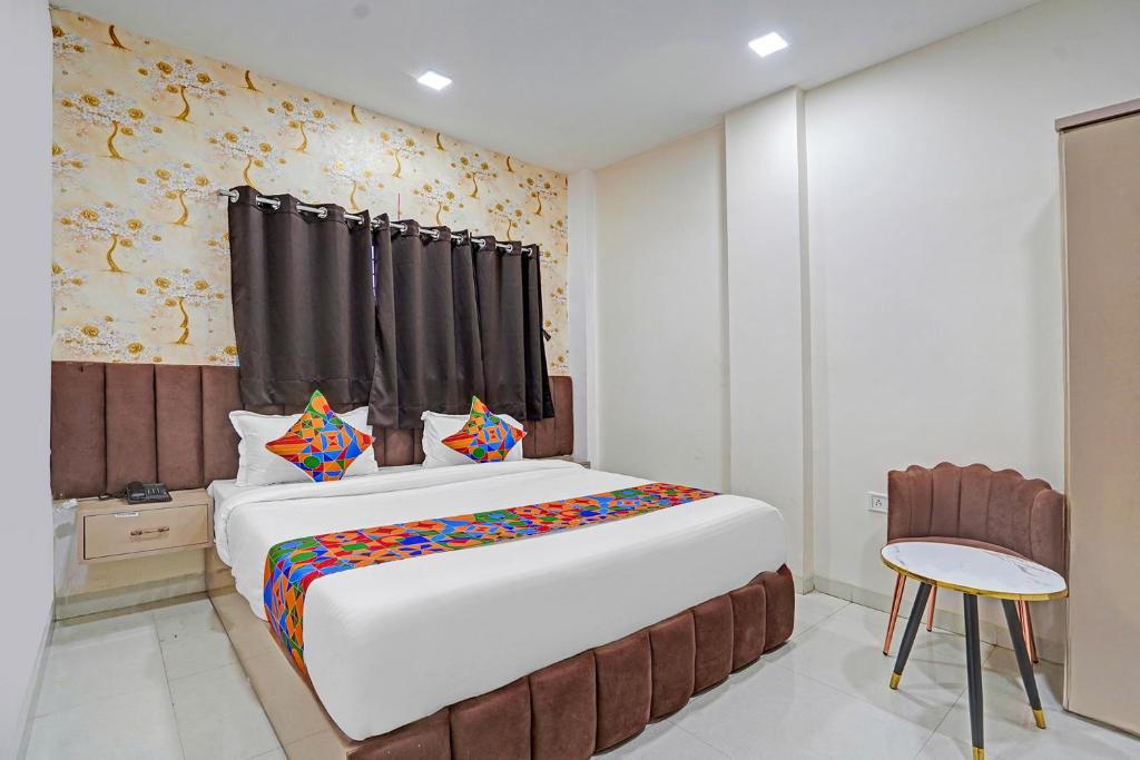 Un dormitorio con una cama grande en una habitación. en FabHotel Amrit Palace, en Indore