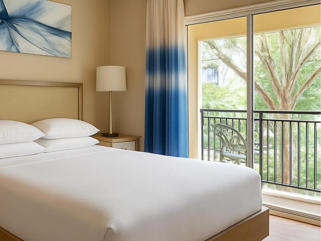 um quarto com uma cama e uma varanda em SeaWorld Orlando, a Hilton Grand Vacations Club - STUDIO STD em Orlando