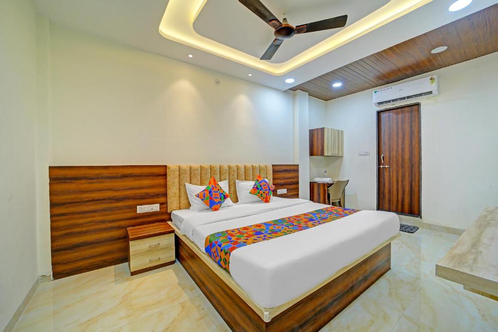 Un dormitorio con una cama y un techo. en FabHotel SS Inn, en Indore