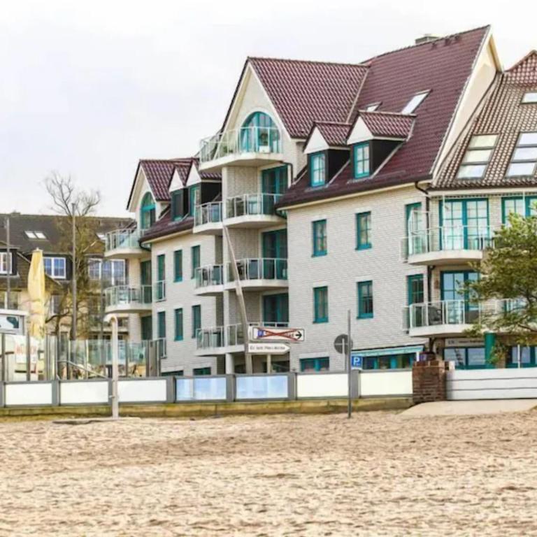 a large building on the beach next to a beach at Fabelhaft am Meer in Timmendorfer Strand
