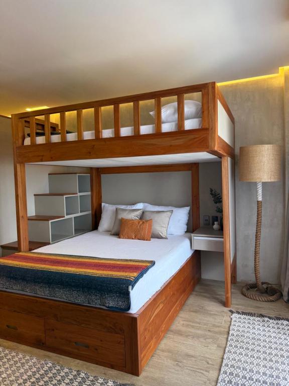 een slaapkamer met twee stapelbedden en een lamp bij Bonbon Beach House in Liloan