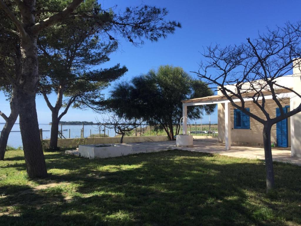 una casa con vista sull'acqua di Baia dei Fenici a Birgi Vecchi