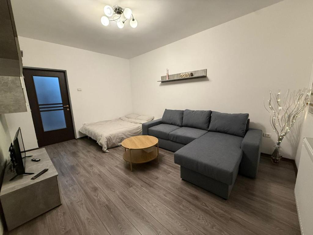 un soggiorno con un divano e un letto di Straja Mountain Escape a Lupeni