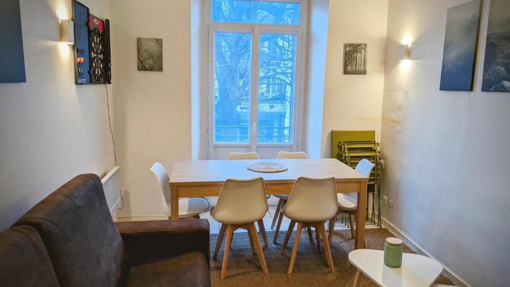 ルションにあるAppartement 6 pers allée d étignyのテーブルと椅子とソファのあるリビングルーム