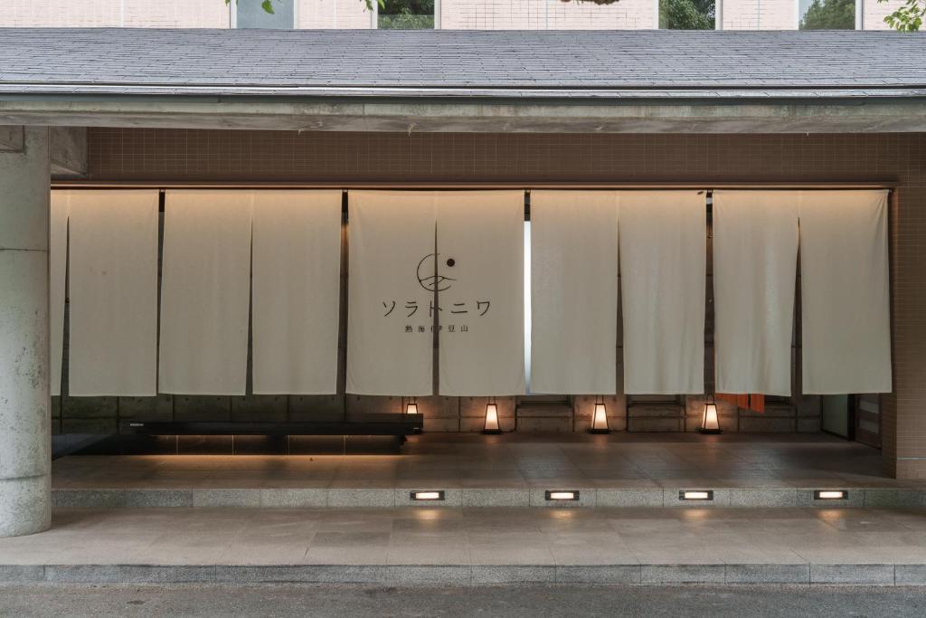 un groupe de portes éclairées dans un bâtiment dans l'établissement Soratoniwa Atami Izusan, à Atami