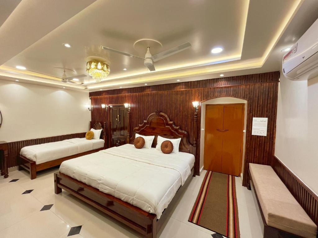 En eller flere senge i et værelse på Shree Jyotirlinga Heritage INN