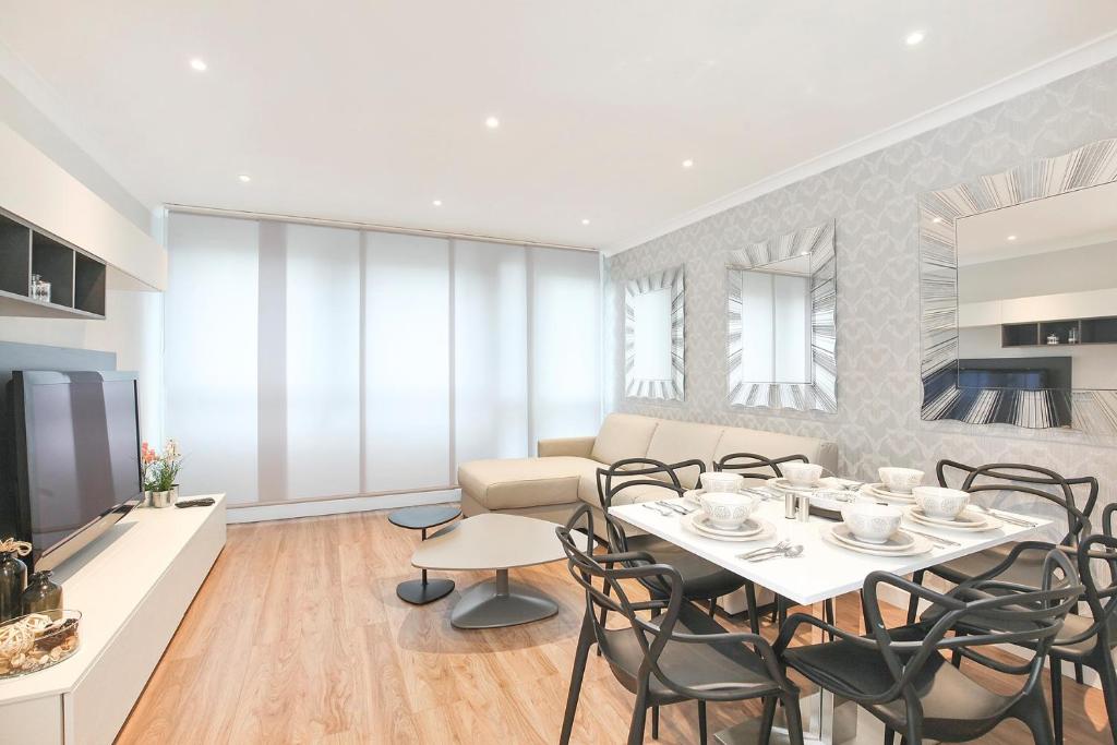 jadalnia i salon ze stołem i krzesłami w obiekcie Sach's 2 Bedrooms Apartment - No lift w Londynie