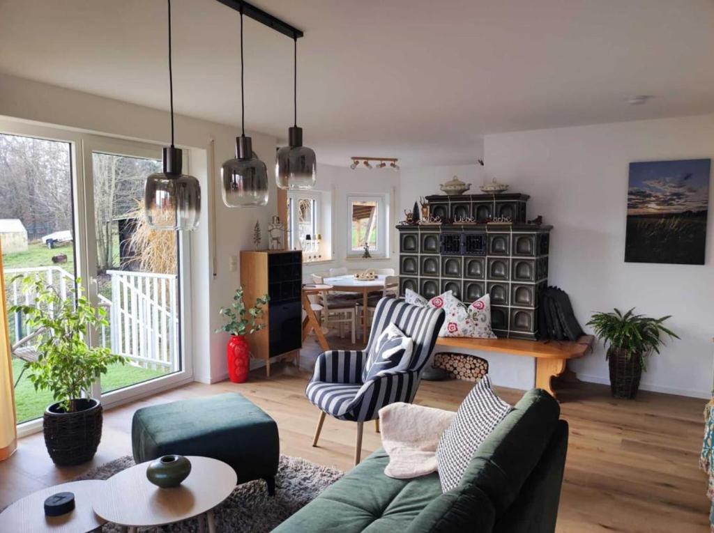 un soggiorno con un divano e un tavolo di Caro´s Landblick a Marktleugast