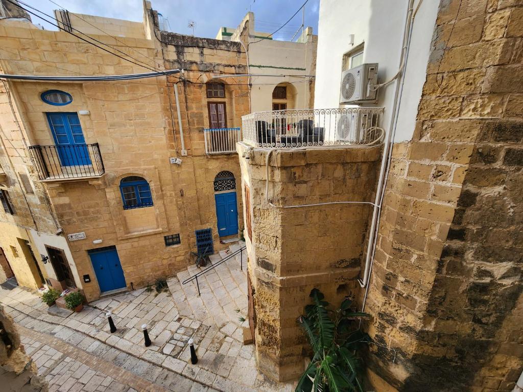 un callejón en la antigua ciudad de Jerusalén en Vittoria - charming 500-year-old house nestled within the fortified walls of Birgu, en Birgu