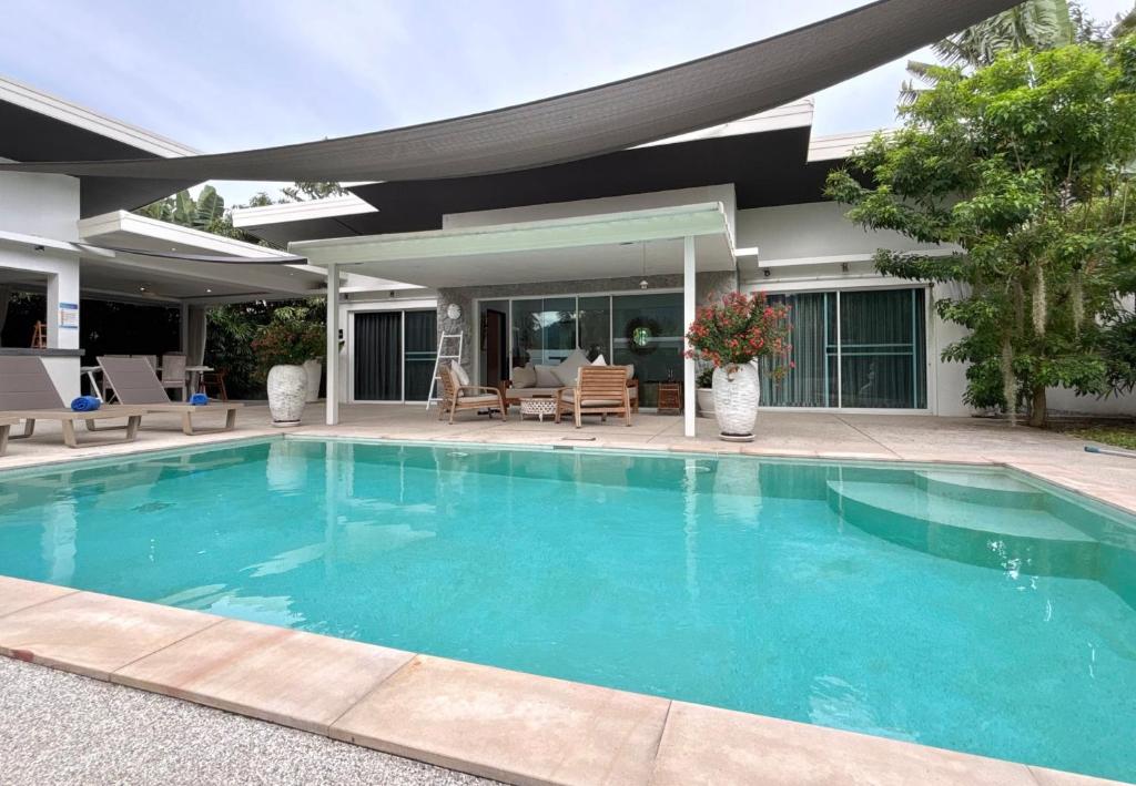 Swimmingpoolen hos eller tæt på Tropical 3BR Private Pool Jungle Home Villa