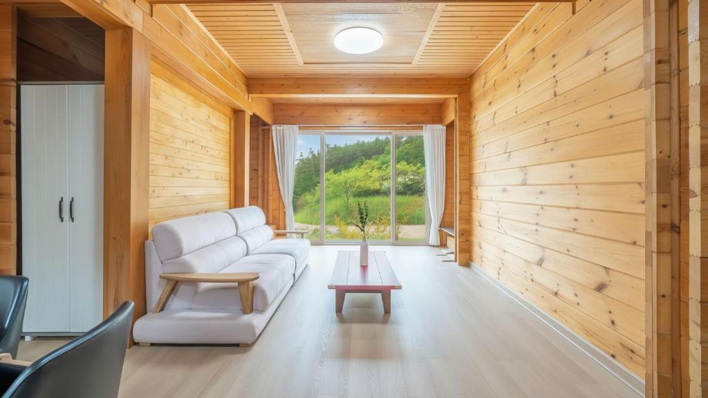 Khu vực ghế ngồi tại Cheongdo Ellago Poolvilla Pension