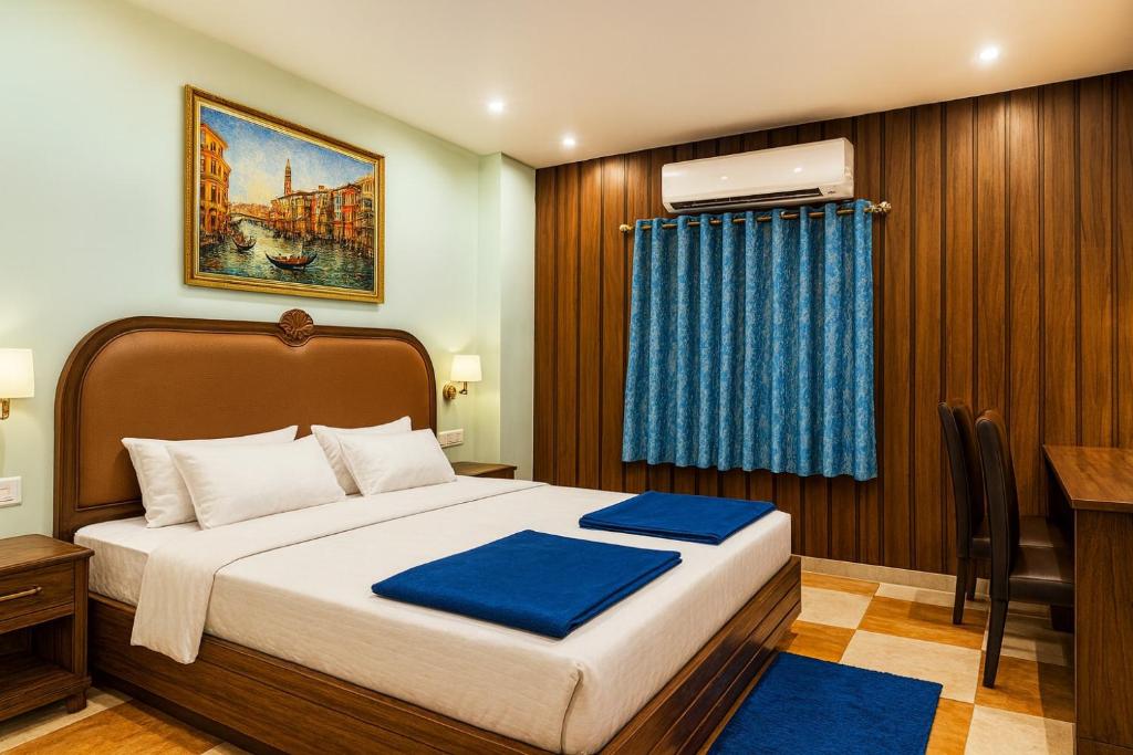 Una habitación de hotel con una cama y un escritorio y una habitación. en Hotel PVR inn Bhubaneswar- Near railway station with Premium facility#Top Rated Hotel Inn Bhubaneswar, en Bhubaneshwar