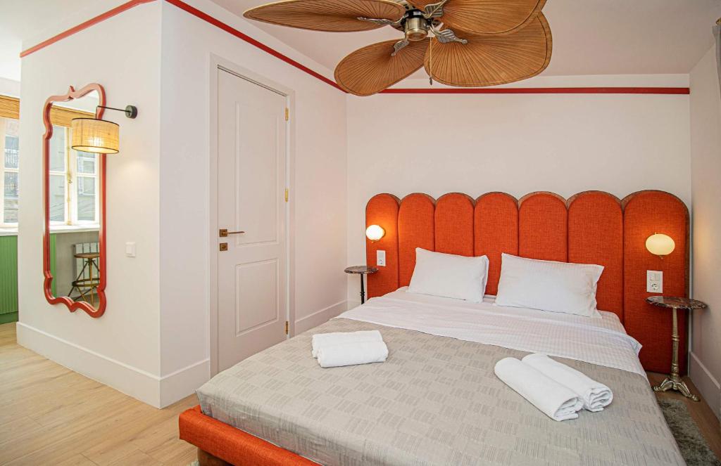 Una cama o camas en una habitación de Chic Studio near Fabrika-By Wehost