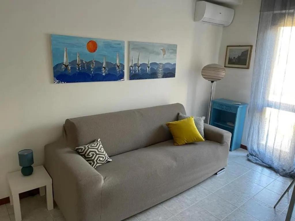 een woonkamer met een bruine bank in een kamer bij Sweet 16 in Rapallo