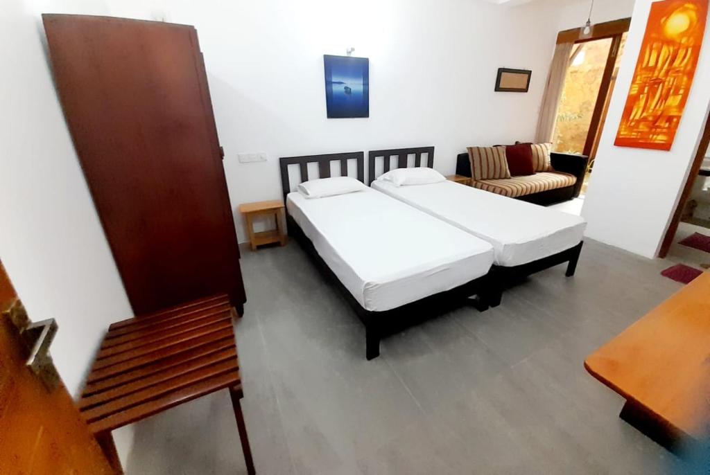 Giường trong phòng chung tại Tusker Home stay