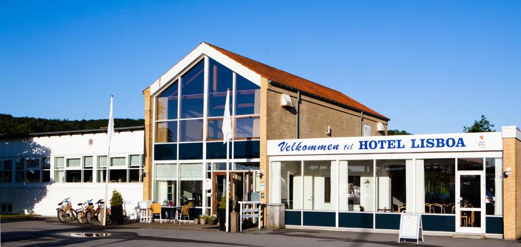 een gebouw met een bord waarop hirsch leska staat bij Hotel Lisboa in Frederikshavn