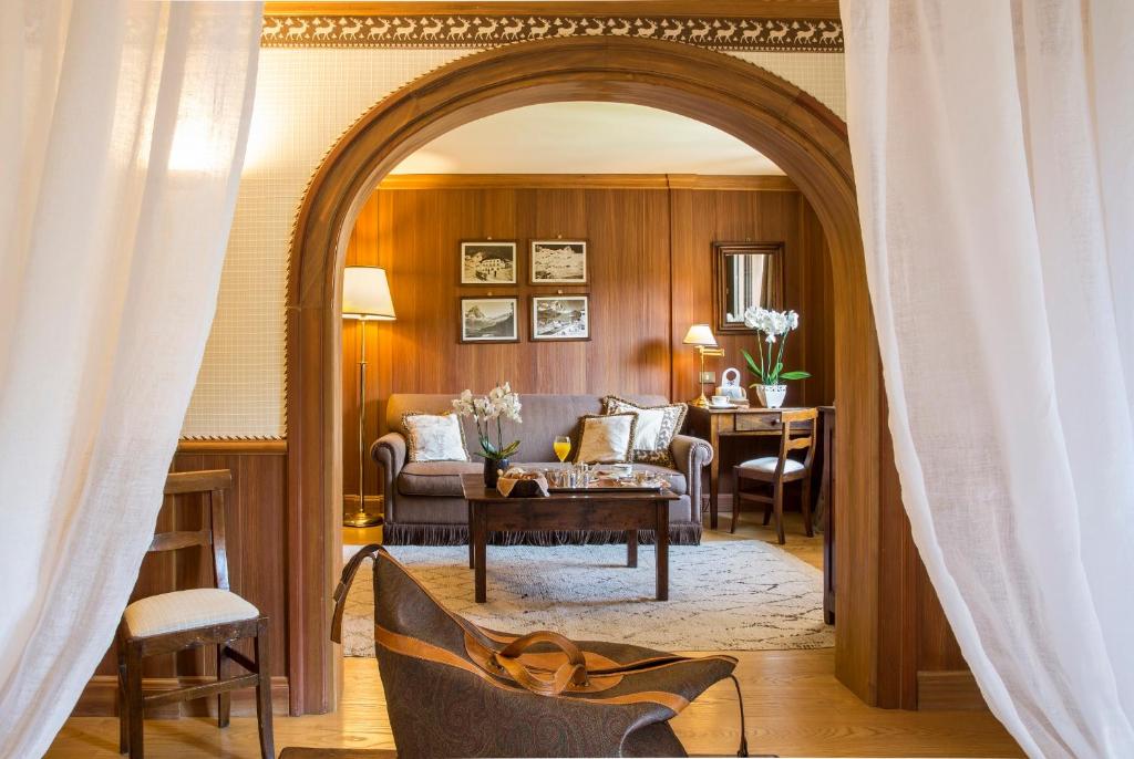 Posezení v ubytování Hotel Hermitage Relais & Châteaux