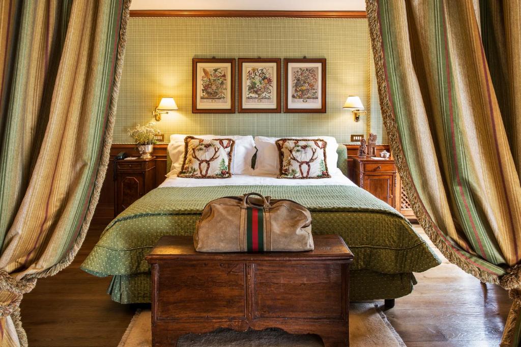 Postel nebo postele na pokoji v ubytování Hotel Hermitage Relais & Châteaux