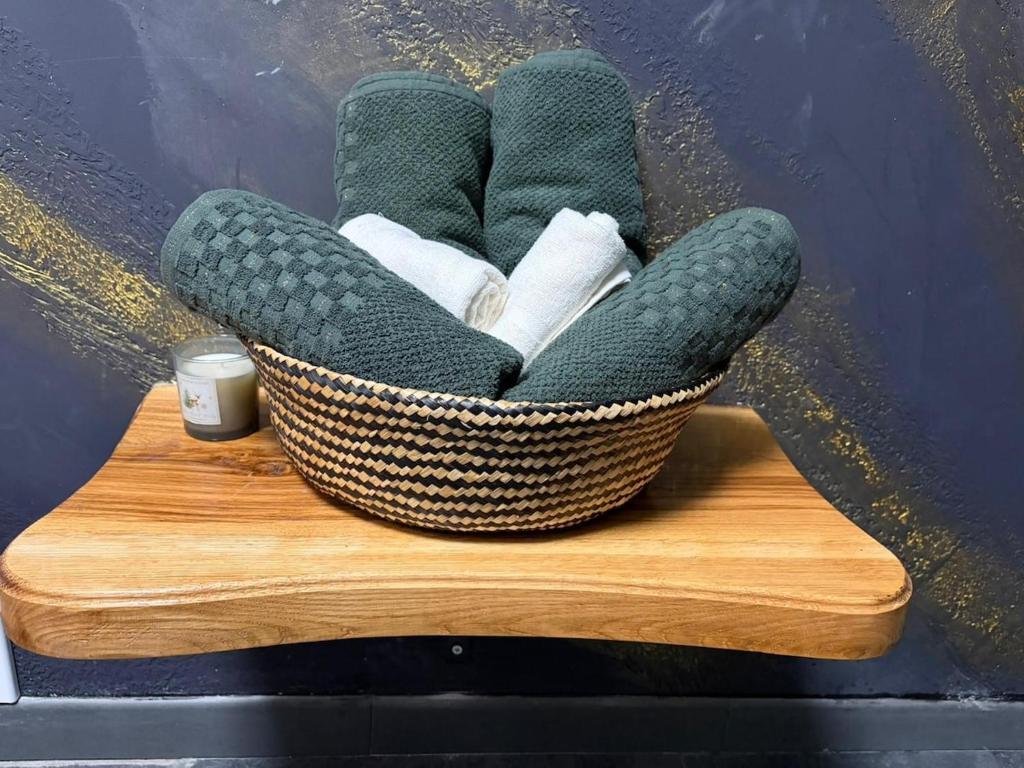 un cesto con asciugamani su un tavolo di legno di Wild Hill Apuseni a Gârda de Sus
