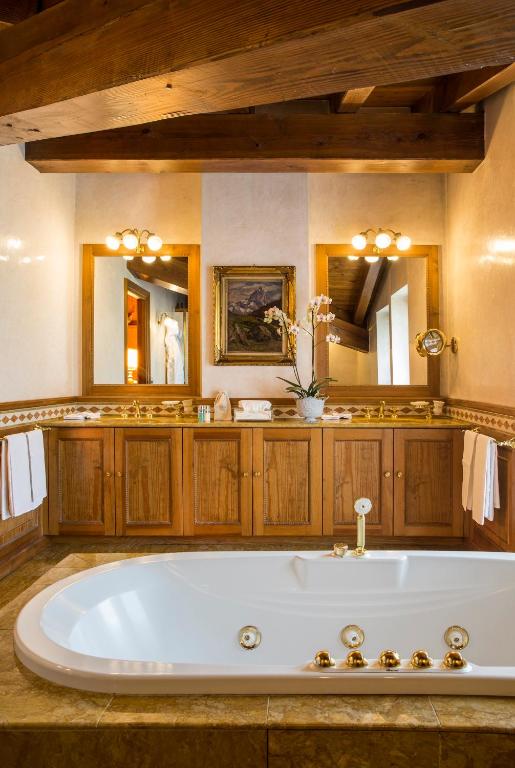 Koupelna v ubytování Hotel Hermitage Relais & Châteaux