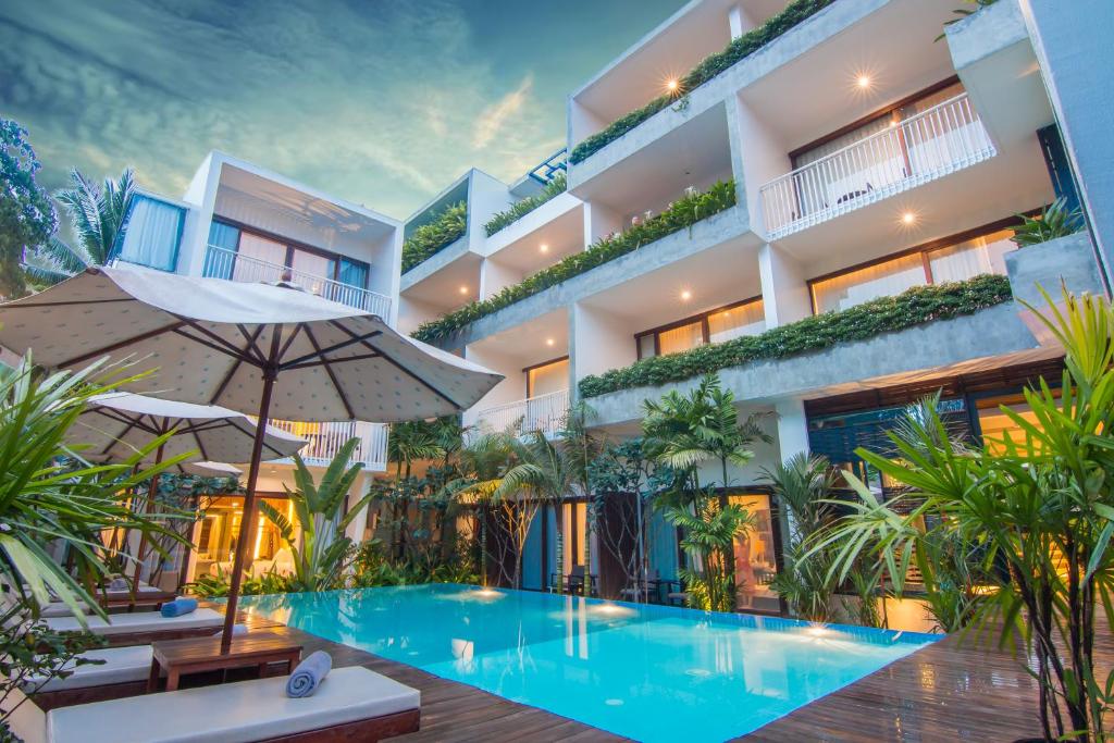 un hôtel avec une piscine en face d'un bâtiment dans l'établissement Apsara Residence Hotel, à Siem Reap