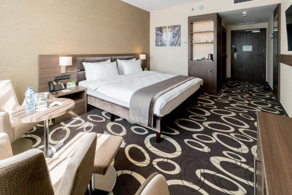 Posteľ alebo postele v izbe v ubytovaní Holiday Inn Dąbrowa Górnicza-Katowice by IHG