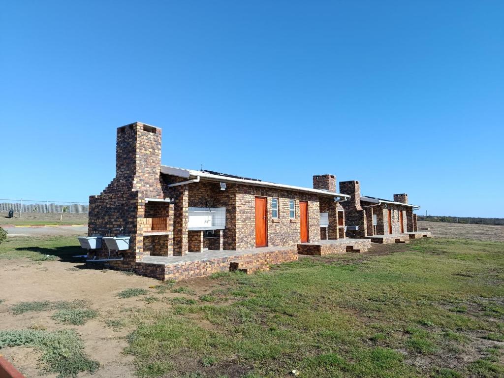 Bygningen som campingpladsen ligger i