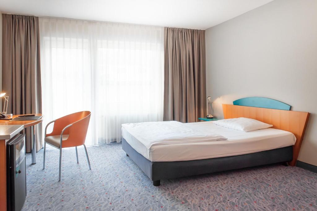 Una cama o camas en una habitación de Hotel Königshof am Funkturm