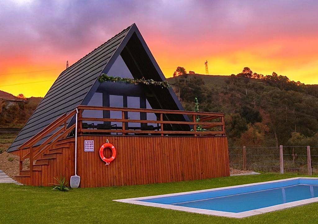 Hồ bơi trong/gần Chalés Luna In Rio A-Frame piscina privada Natureza & Tranquilidade no Minho