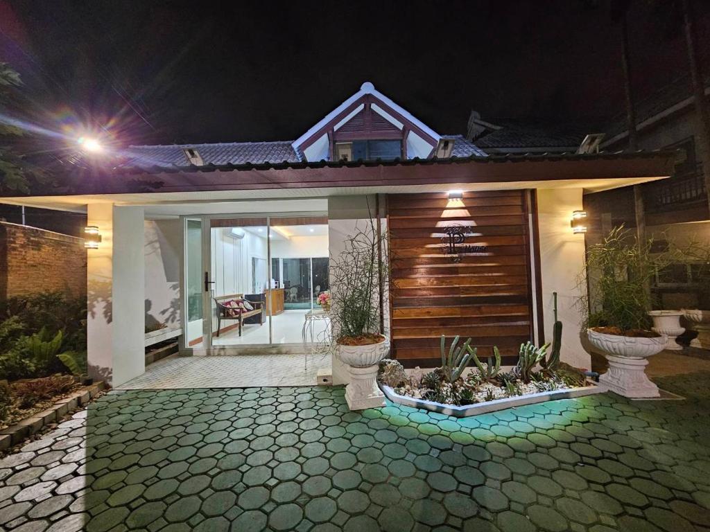 una piccola casa con patio di notte di P House CNX a Chiang Mai