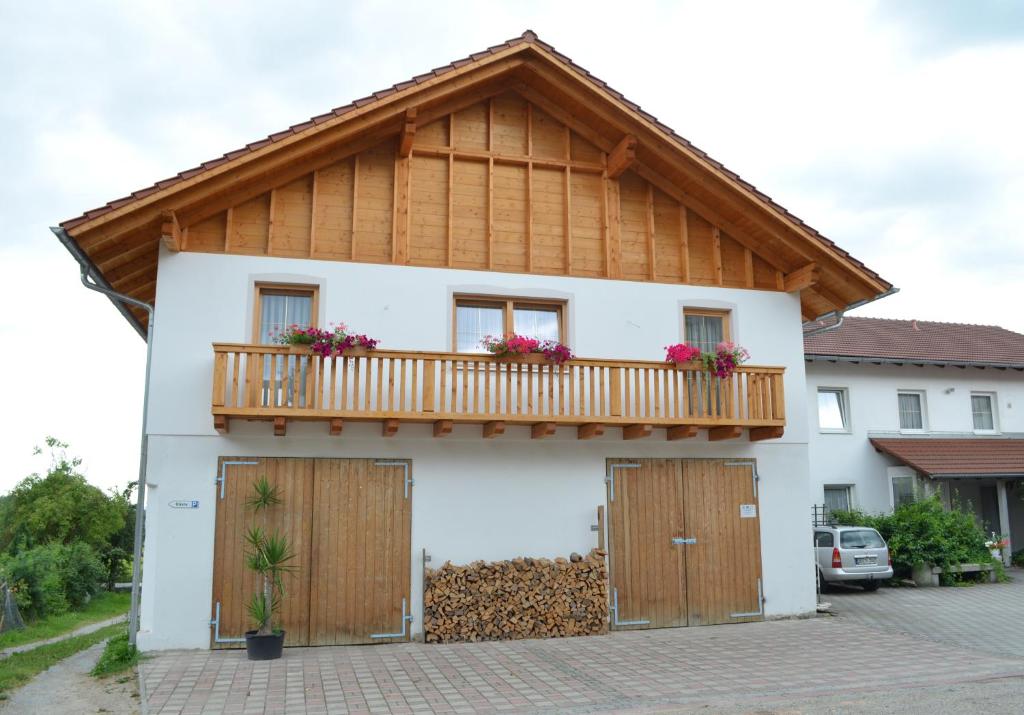 uma casa com um telhado de madeira e uma varanda em Gasthaus Augenstein em Winzer