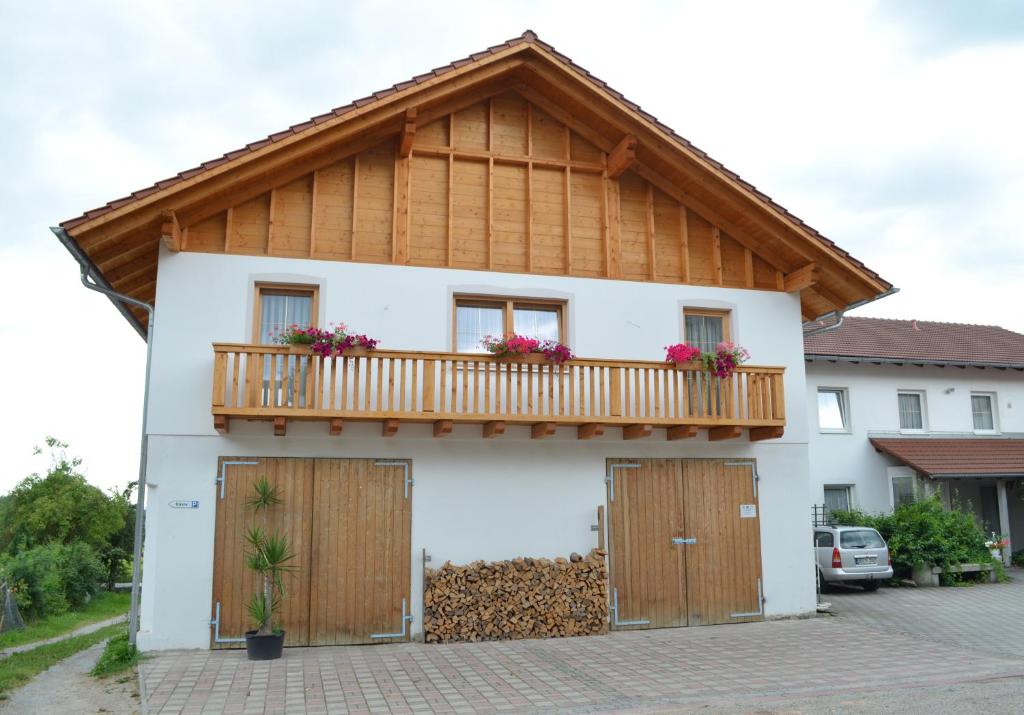 een huis met een houten dak en een balkon bij Gasthaus Augenstein in Winzer