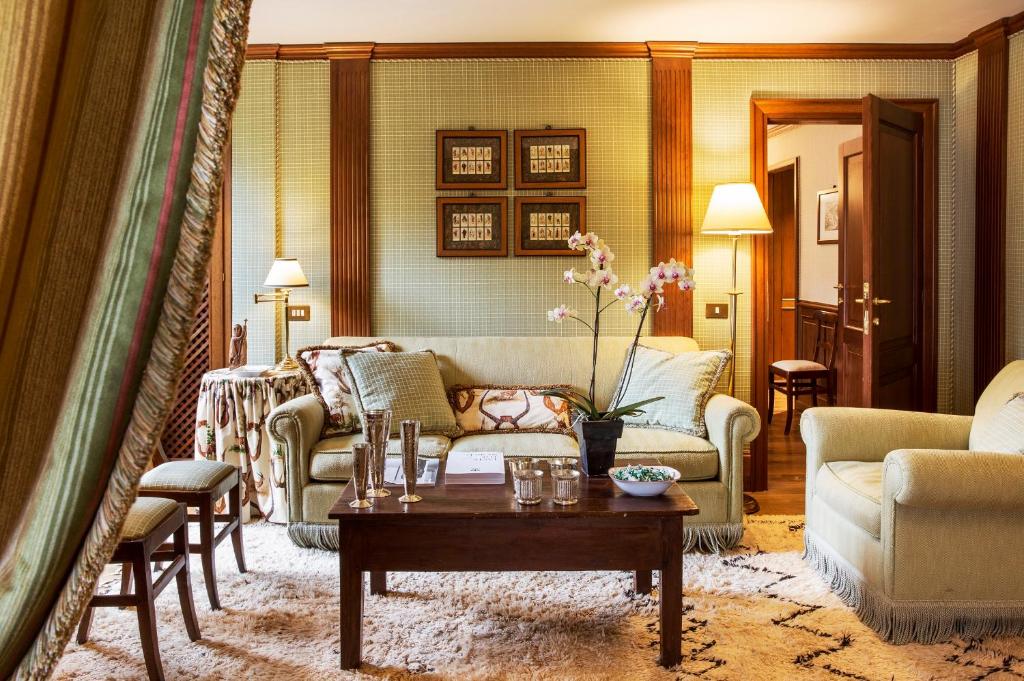 Posezení v ubytování Hotel Hermitage Relais & Châteaux