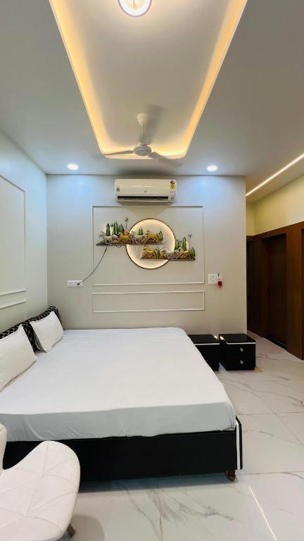 een slaapkamer met een groot wit bed in een kamer bij Rudrangan Suites Full Luxurious Villa Near Mahakaleshwar temple By AP villas and Resorts in Ujjain