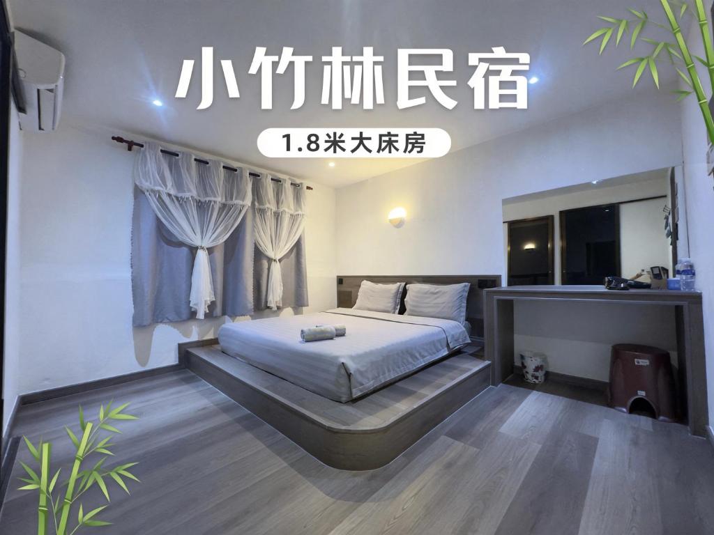小竹林民宿 bamboo homestay 仙本那semporna 独栋房源 华语交流 步行码头10分钟 步行海鲜市场5分钟 في سيمبورنا: غرفة نوم بها سرير كبير في الغرفة
