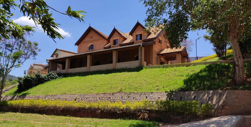 una casa in cima a una collina erbosa di La Maison Betsileo a Fianarantsoa