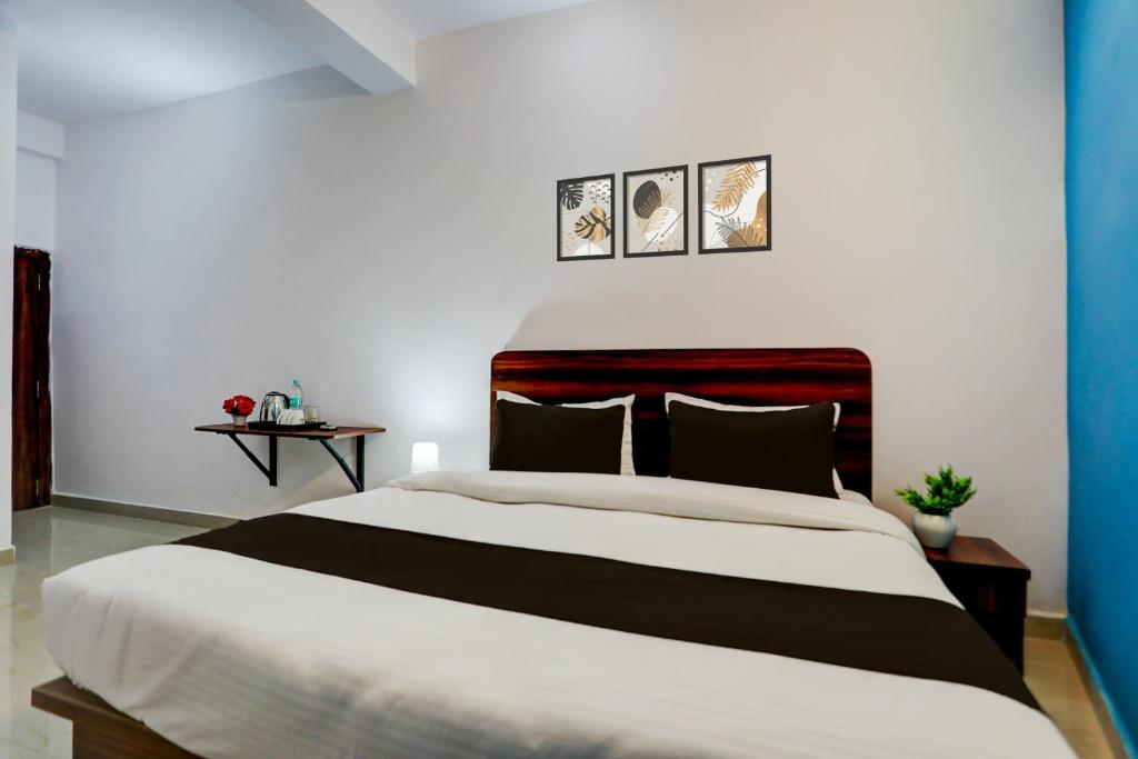 En eller flere senge i et værelse på Hotel O by OYO Ranchi Retreat