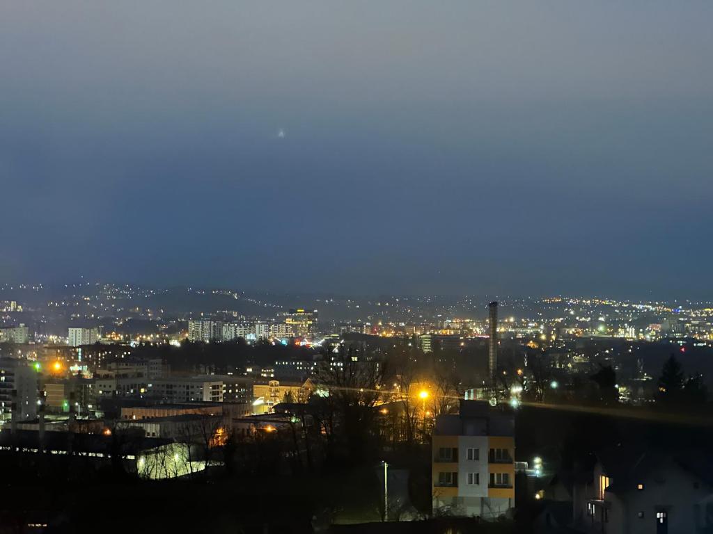 una vista di una città di notte con le luci di Sky View - stan na dan Banja Luka a Banja Luka