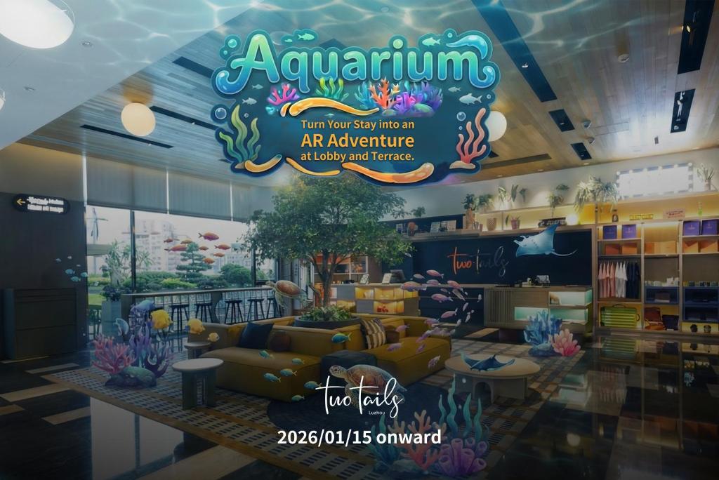 Un cartel de acuario en una habitación con un sofá y muebles. en Two Tails Hotel Luzhou, en Taipéi