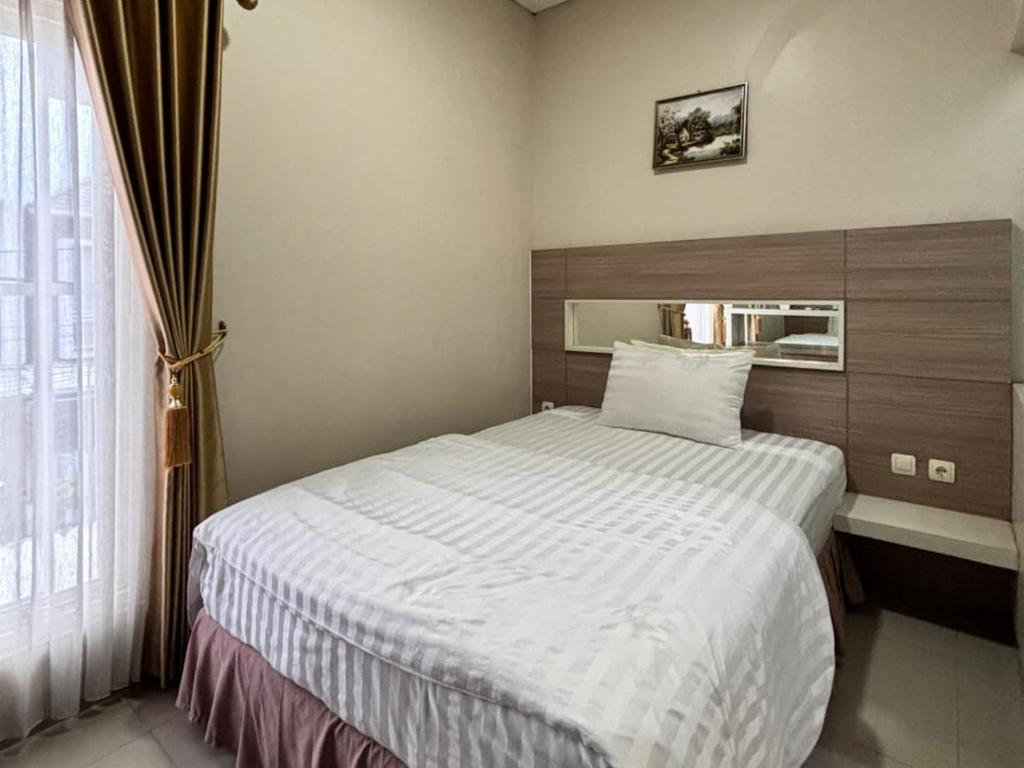 Postel nebo postele na pokoji v ubytování Homestay Harmony Syariah RedPartner Near Juanda T2
