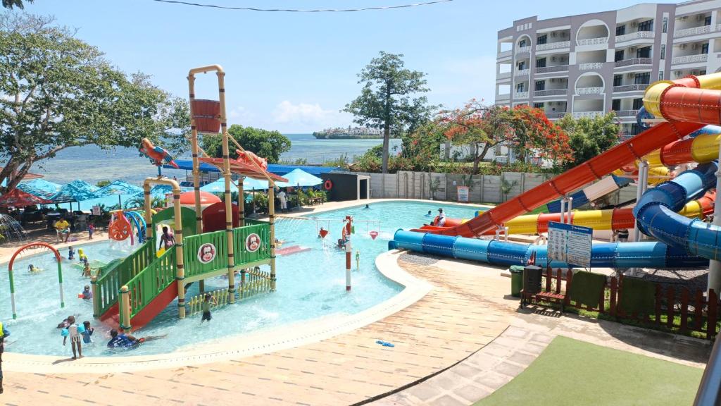 Bazén v ubytování AQUA GARDENS SEAVIEW LUXURY APARTMENTS BAOBAB RD NYALI Msa nebo v jeho okolí
