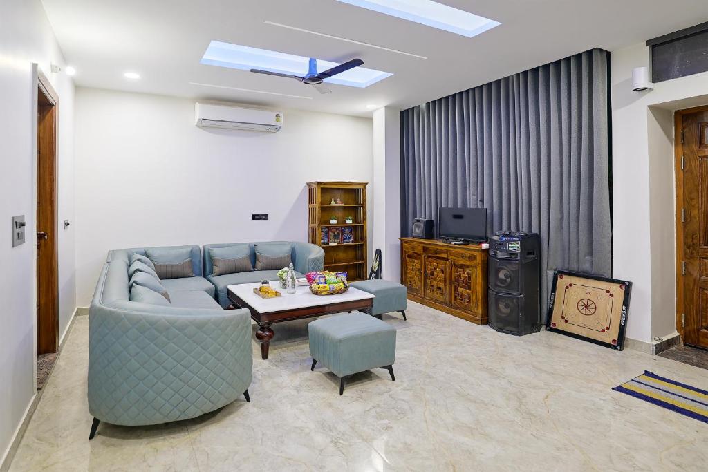 Et tv og/eller underholdning på ELIVAAS Amaltas 4 BHK Countryside Hideaway With Pvt Pool, Lush Garden & 360 Aravali Views