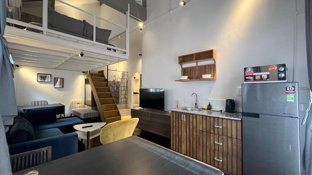 een kamer met een keuken en een woonkamer bij Lim Concept - Lim Owl in Kon Rung (1)