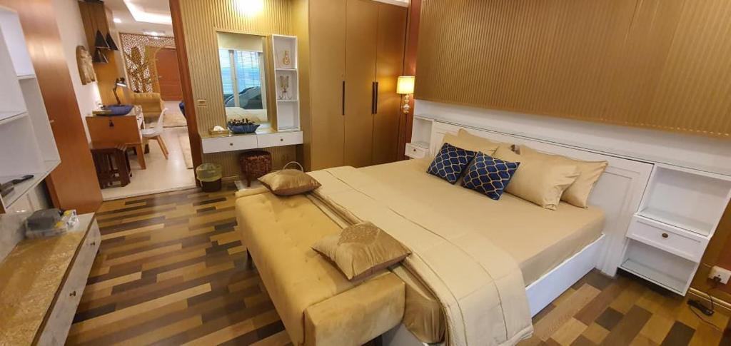 SadiqabadMidway Hotel Sadiqabad RYK的卧室里有一张铺着木地板的大床