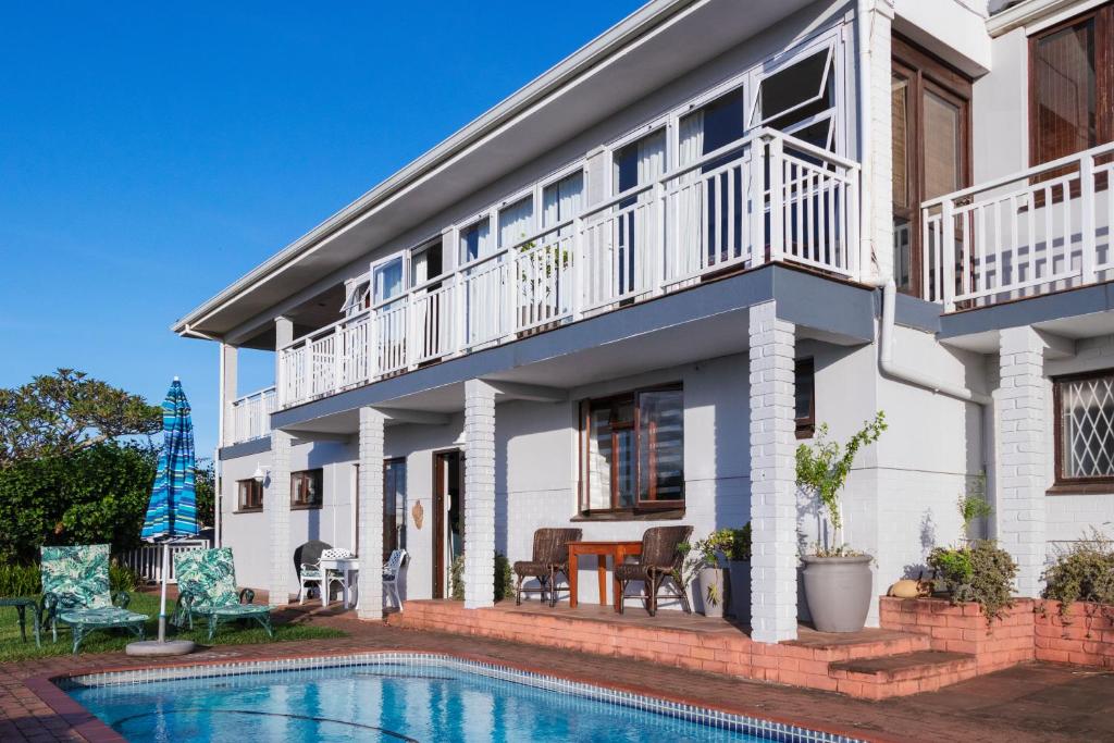 Swimmingpoolen hos eller tæt på Golf House