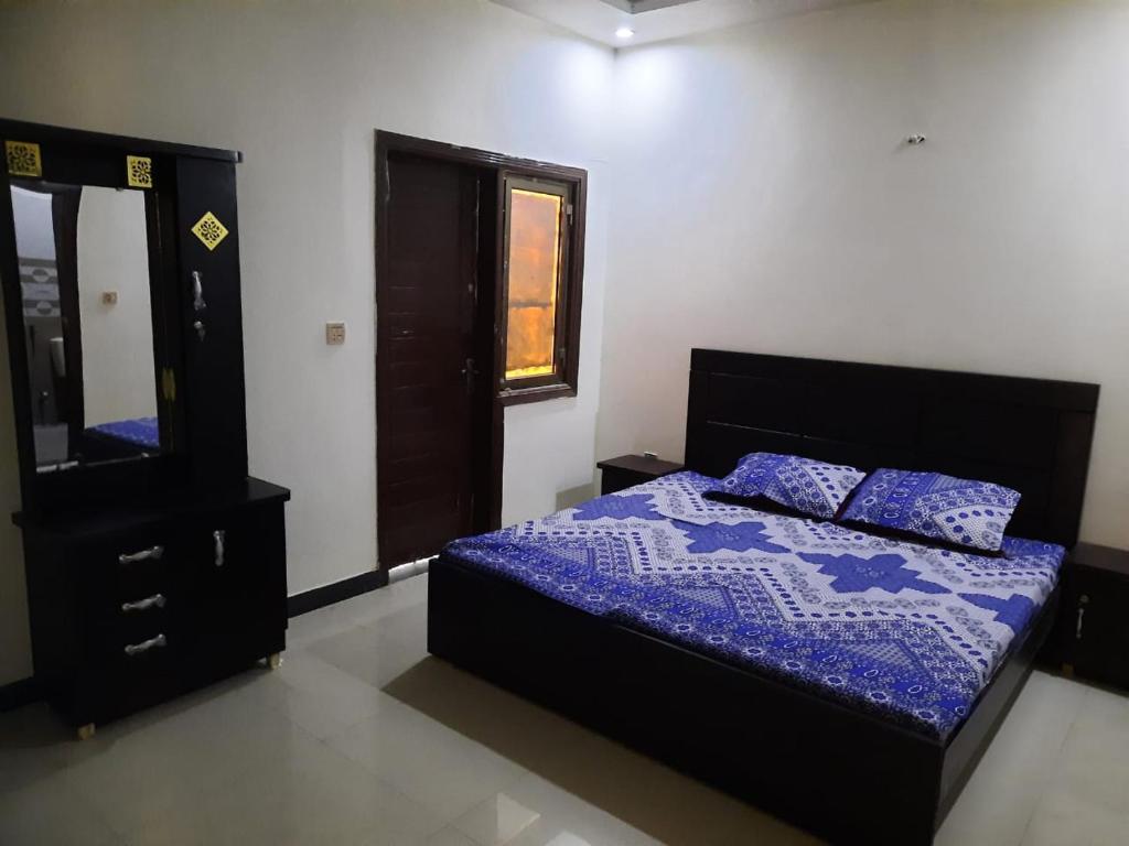 En eller flere senge i et værelse på Bahria Town Karachi GuestHouse