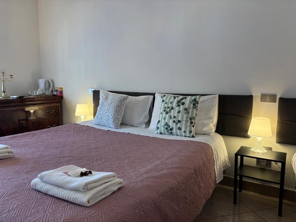 佩斯卡拉B&B Altea的一间卧室，床上有一张带毛巾的床
