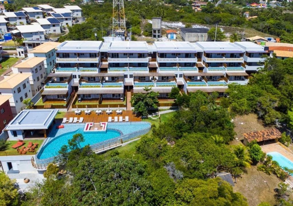 une vue aérienne d'un immeuble avec piscine dans l'établissement Lanai Imbassai, à Mata de São João
