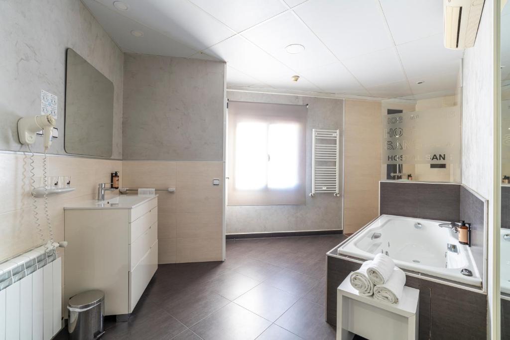 Hostal Sans - Superior Double Room With Hot Tub